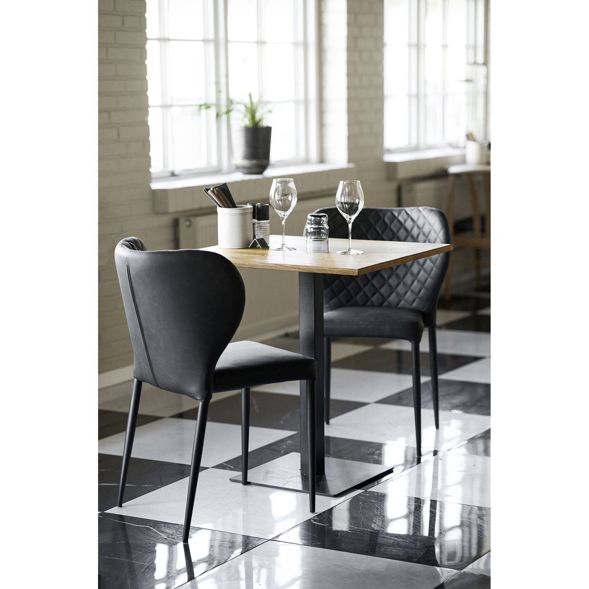 Scaun de dining, piele PU, gri inchis, picioare negre, in living contemporan