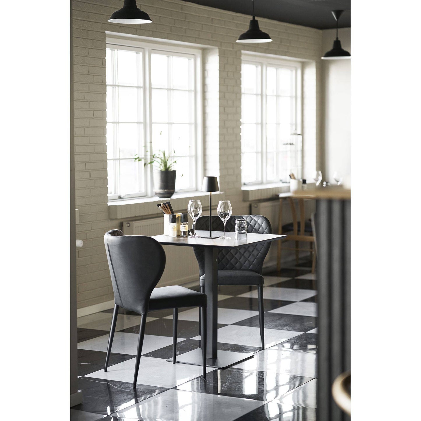 Scaun de dining, piele PU, gri inchis, picioare negre, in living contemporan