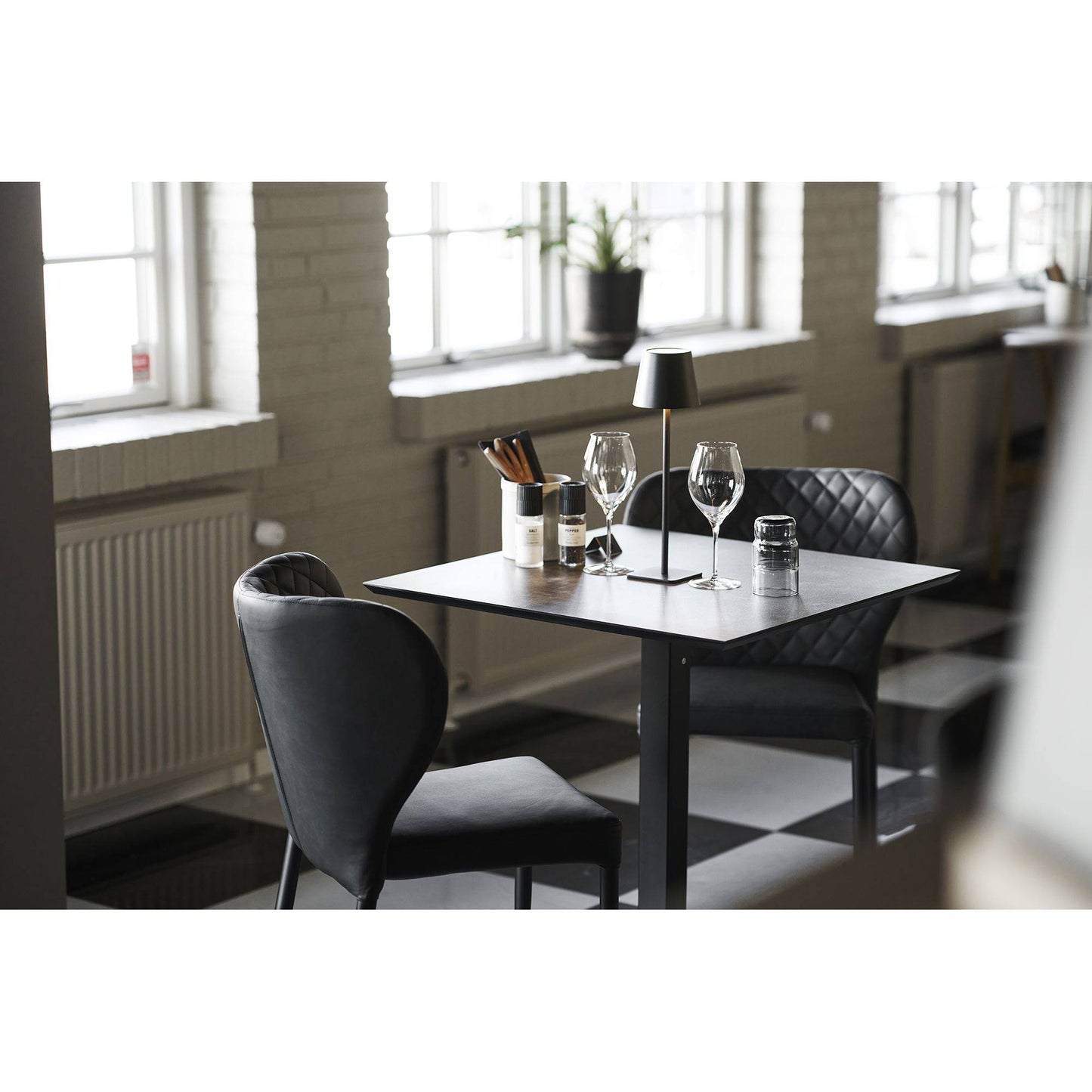 Scaun de dining, piele PU, gri inchis, picioare negre, in living contemporan