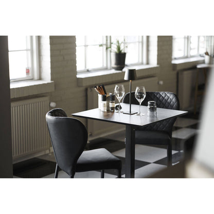 Scaun de dining, piele PU, gri inchis, picioare negre, in living contemporan