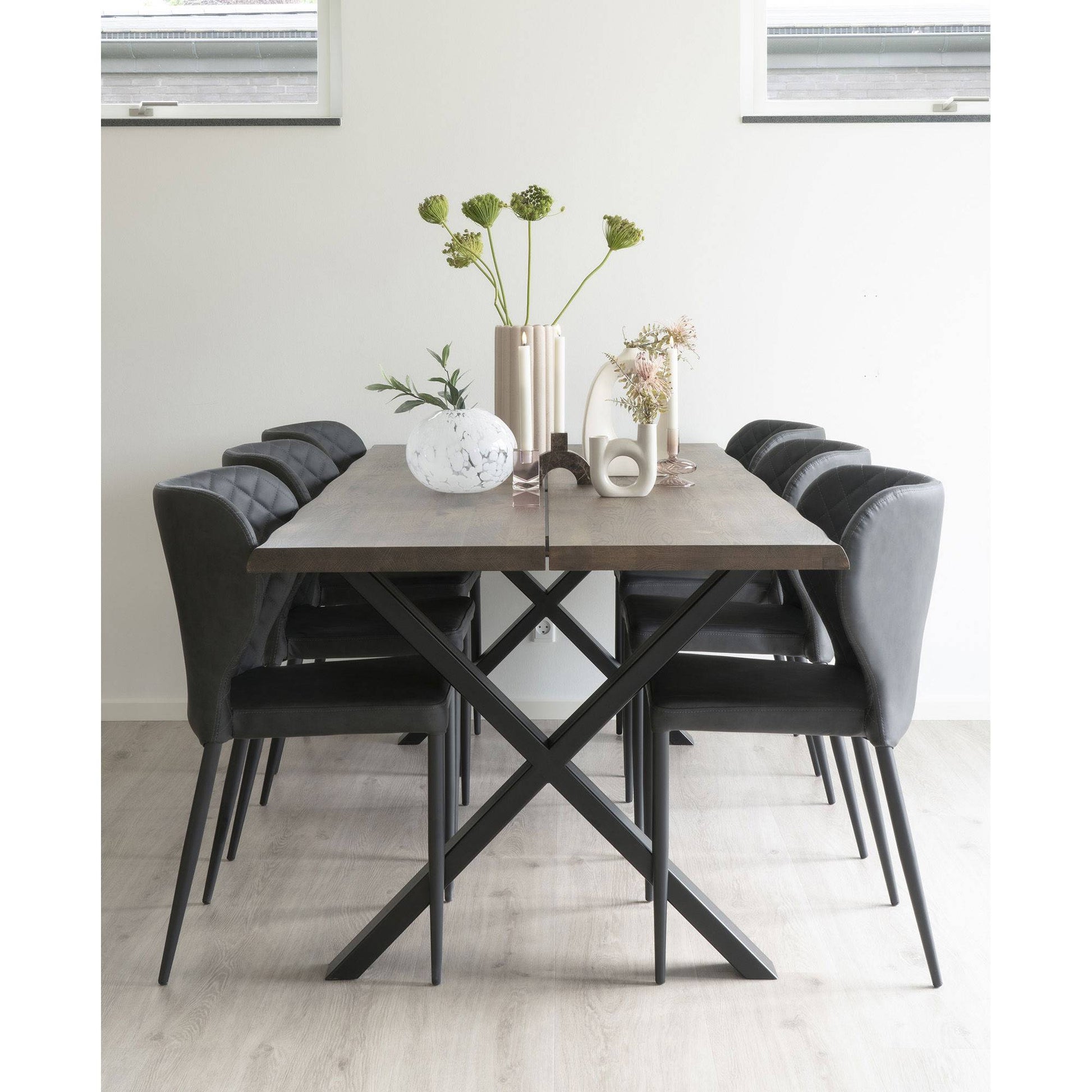 Scaun de dining, piele PU, negru, cu picioare negre, in living bej