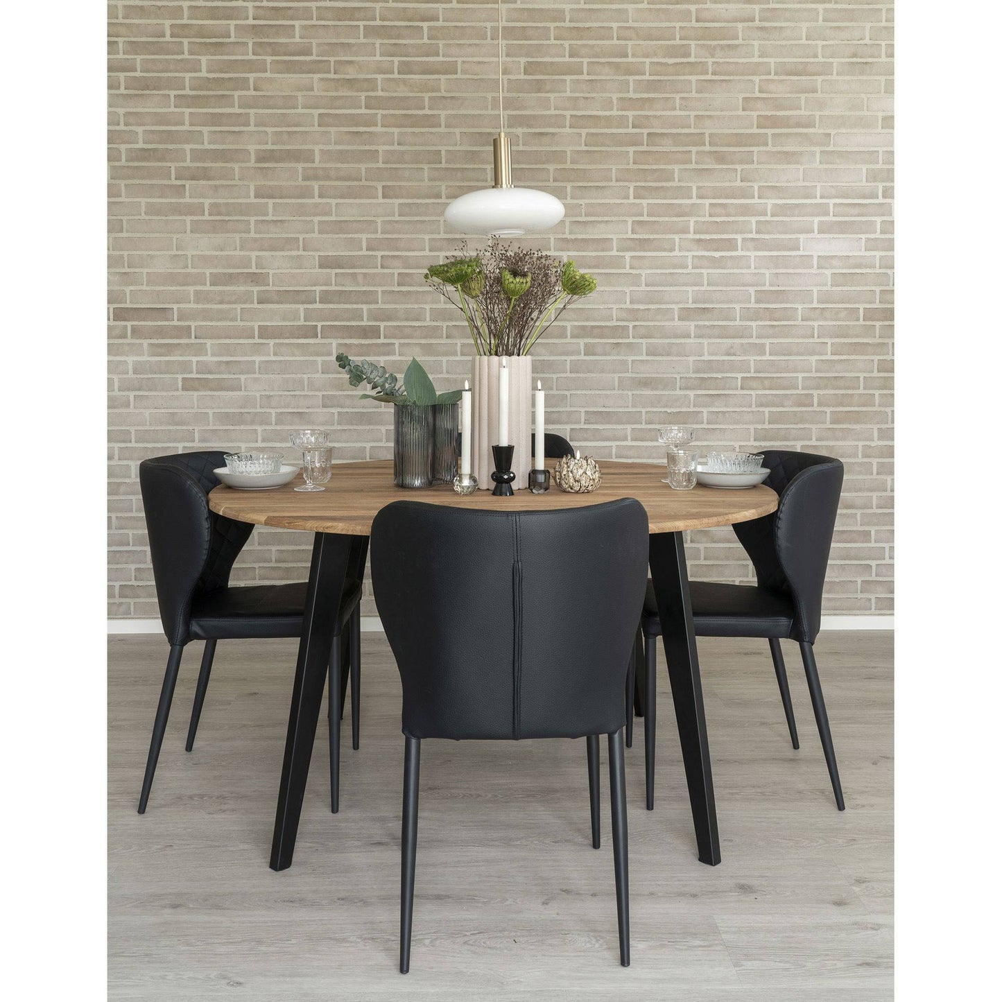 Scaun de dining, piele PU, negru, cu picioare negre, in living bej
