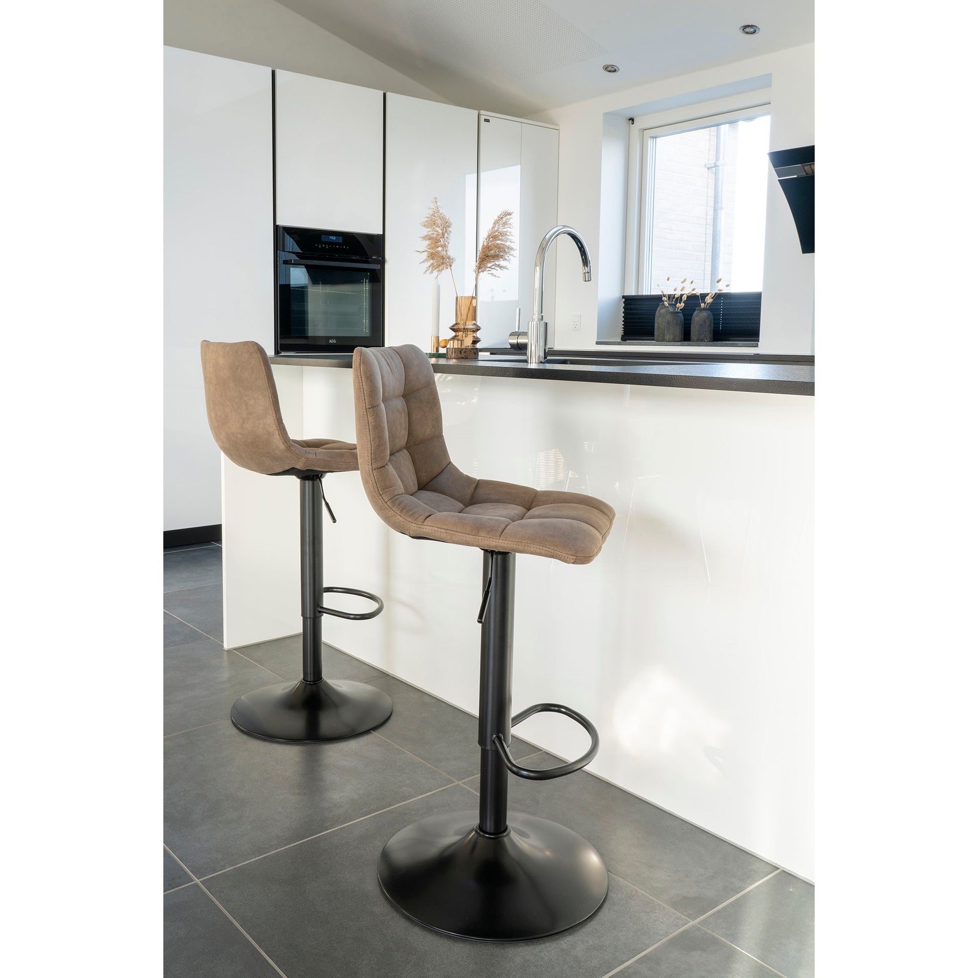 Scaun de bar, microfibra, maro deschis, picioare negre, in living modern