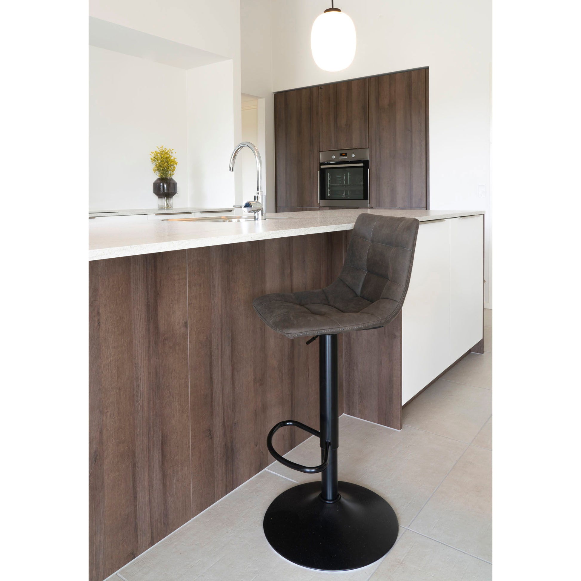 Scaun de bar, microfibra, gri inchis, picioare negre, in living scandinav modern