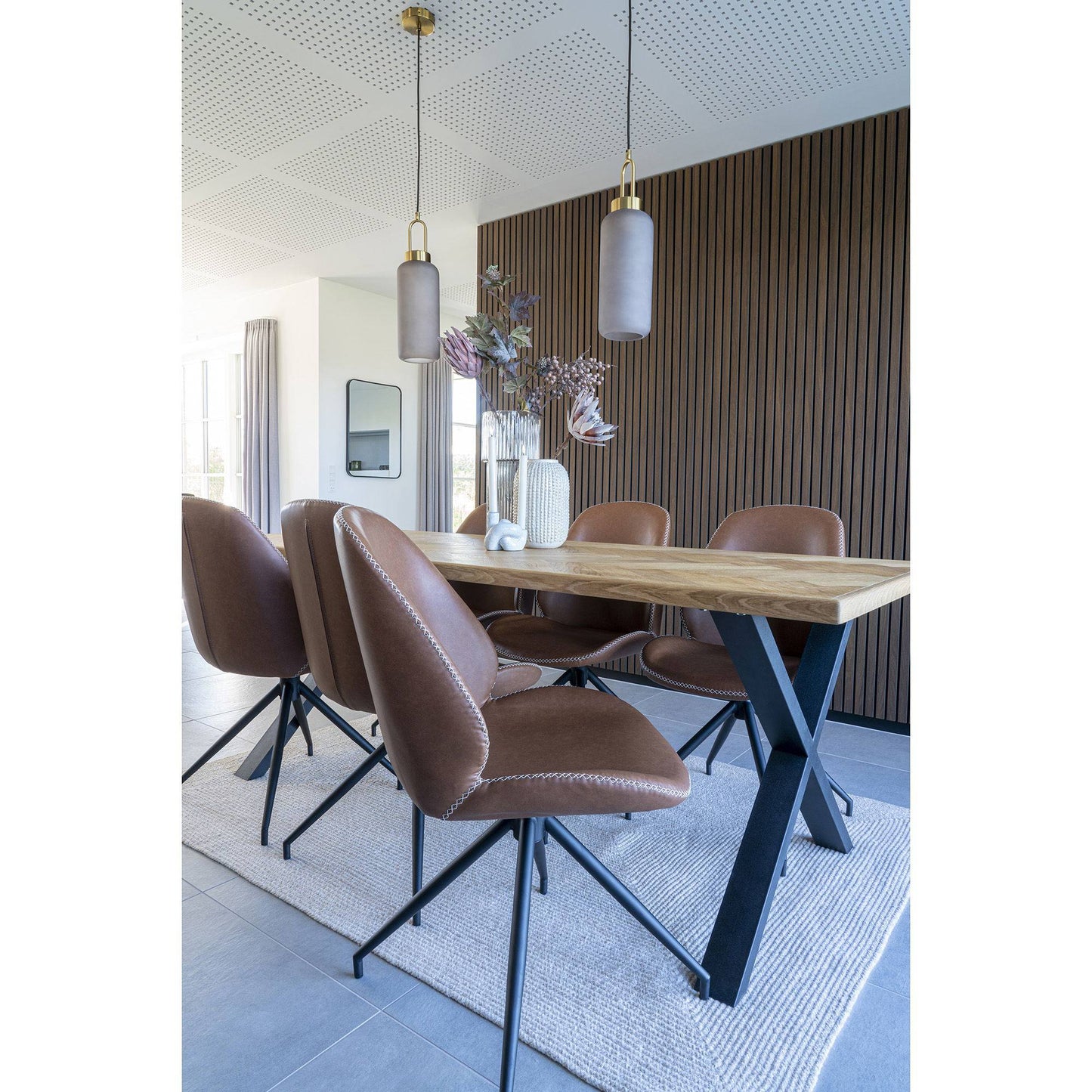 Scaun de dining rotativ, piele PU, maro vintage, picioare negre, in living scandinav