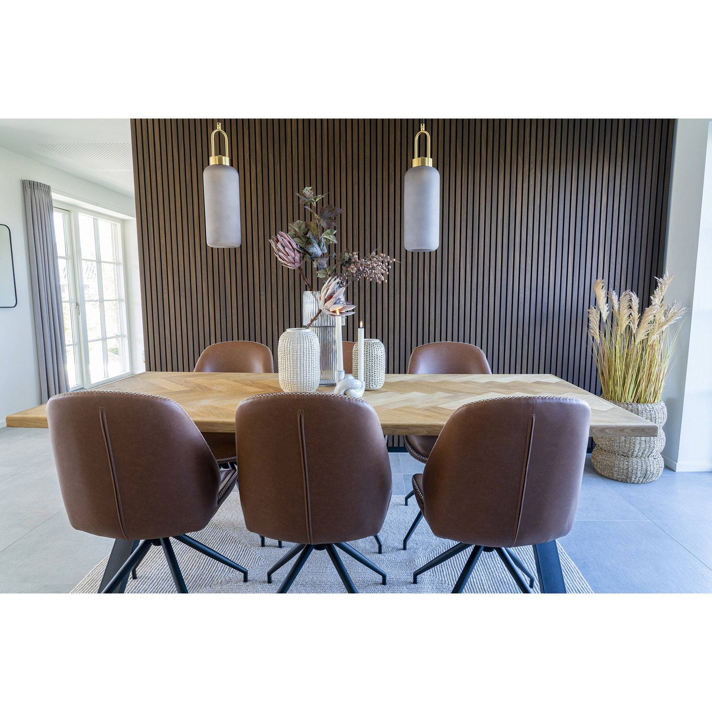 Scaun de dining rotativ, piele PU, maro vintage, picioare negre, in living scandinav 