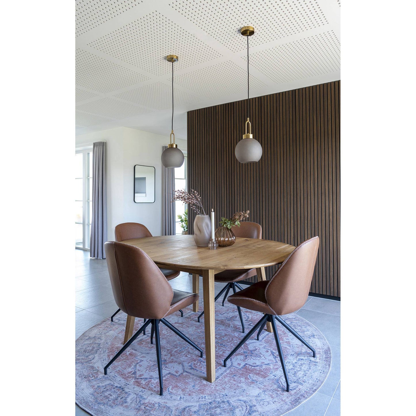 Scaun de dining rotativ, piele PU, maro vintage, picioare negre, in living scandinav 