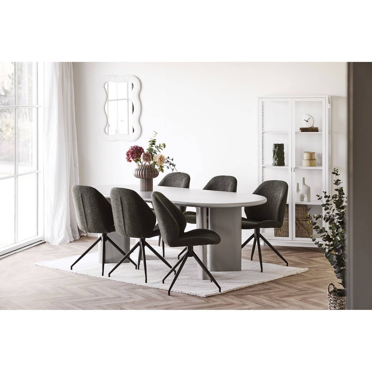 Scaun de dining rotativ, material bouclé, verde, picioare negre, in living bej