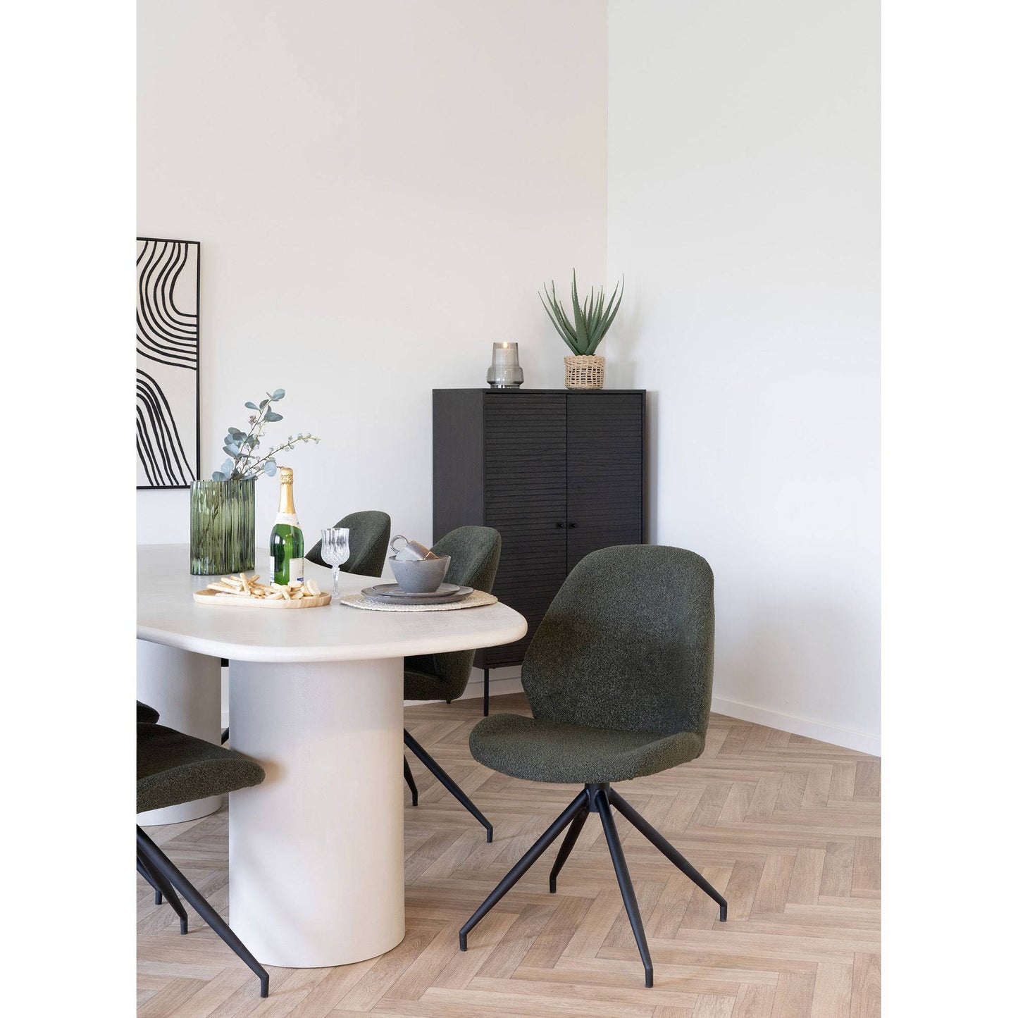 Scaun de dining rotativ, material bouclé, verde, picioare negre, in living bej