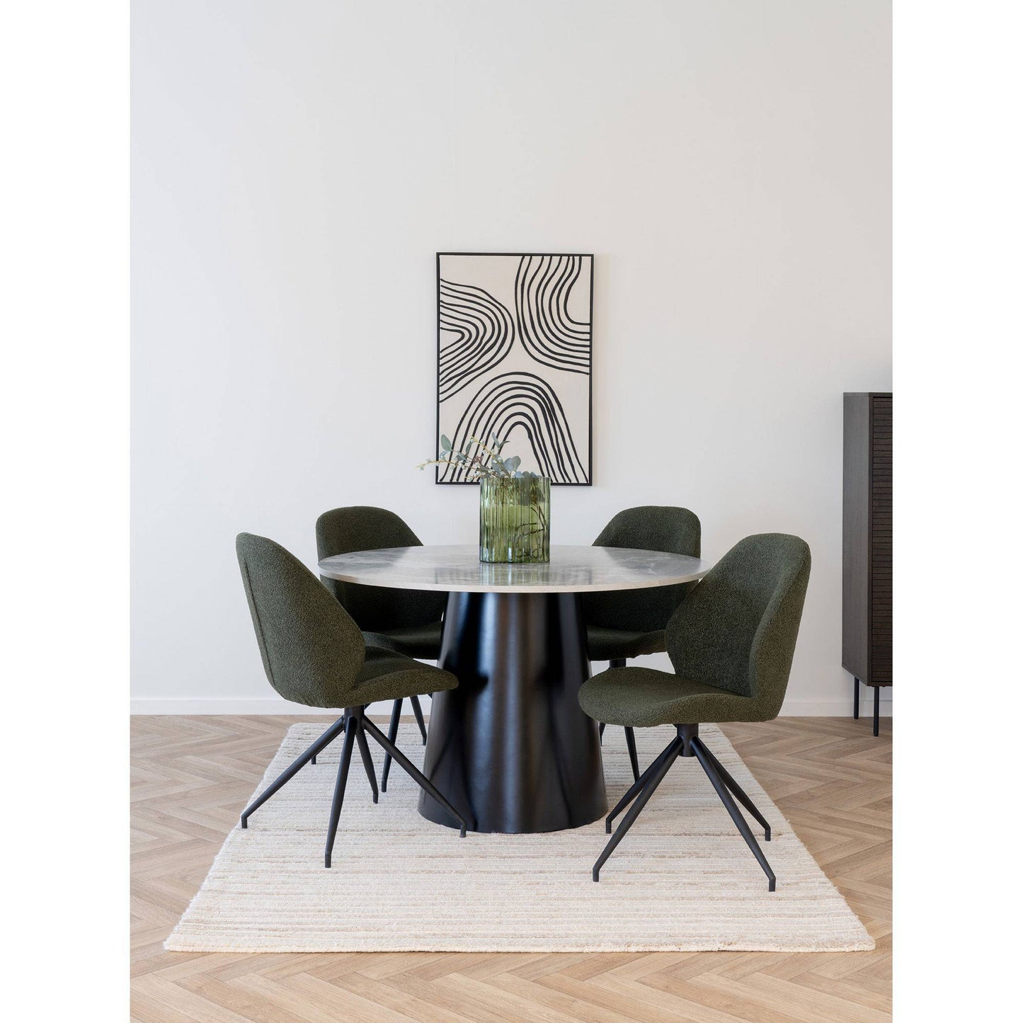 Scaun de dining rotativ, material bouclé, verde, picioare negre, in living bej