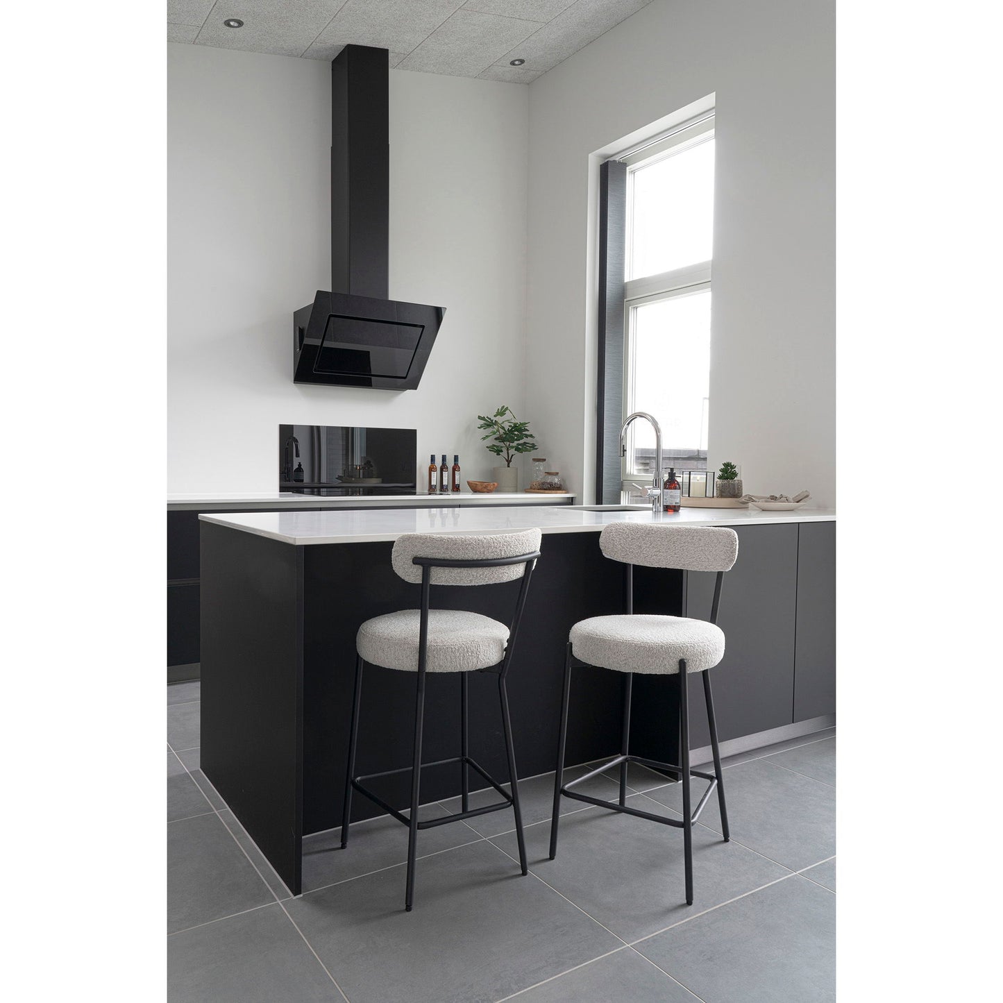 Scaun de bar rotativ, material bouclé, alb, picioare negre, in living scandinav