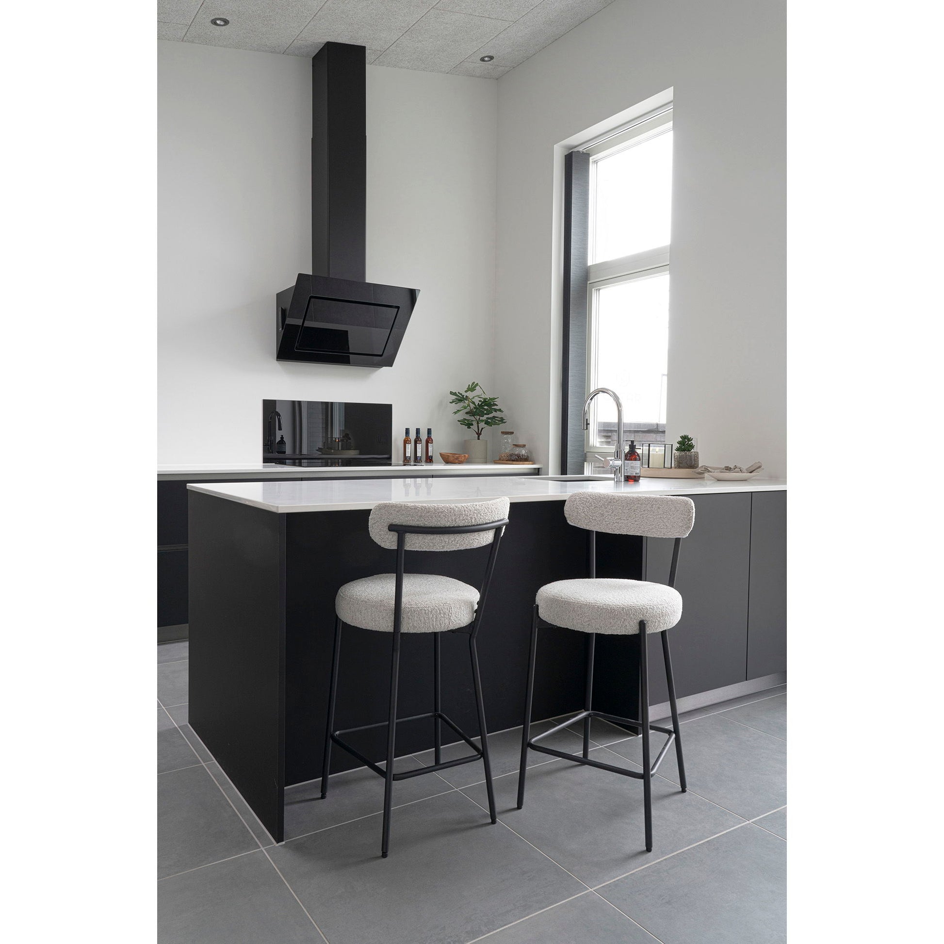 Scaun de bar rotativ, material bouclé, alb, picioare negre, in living scandinav