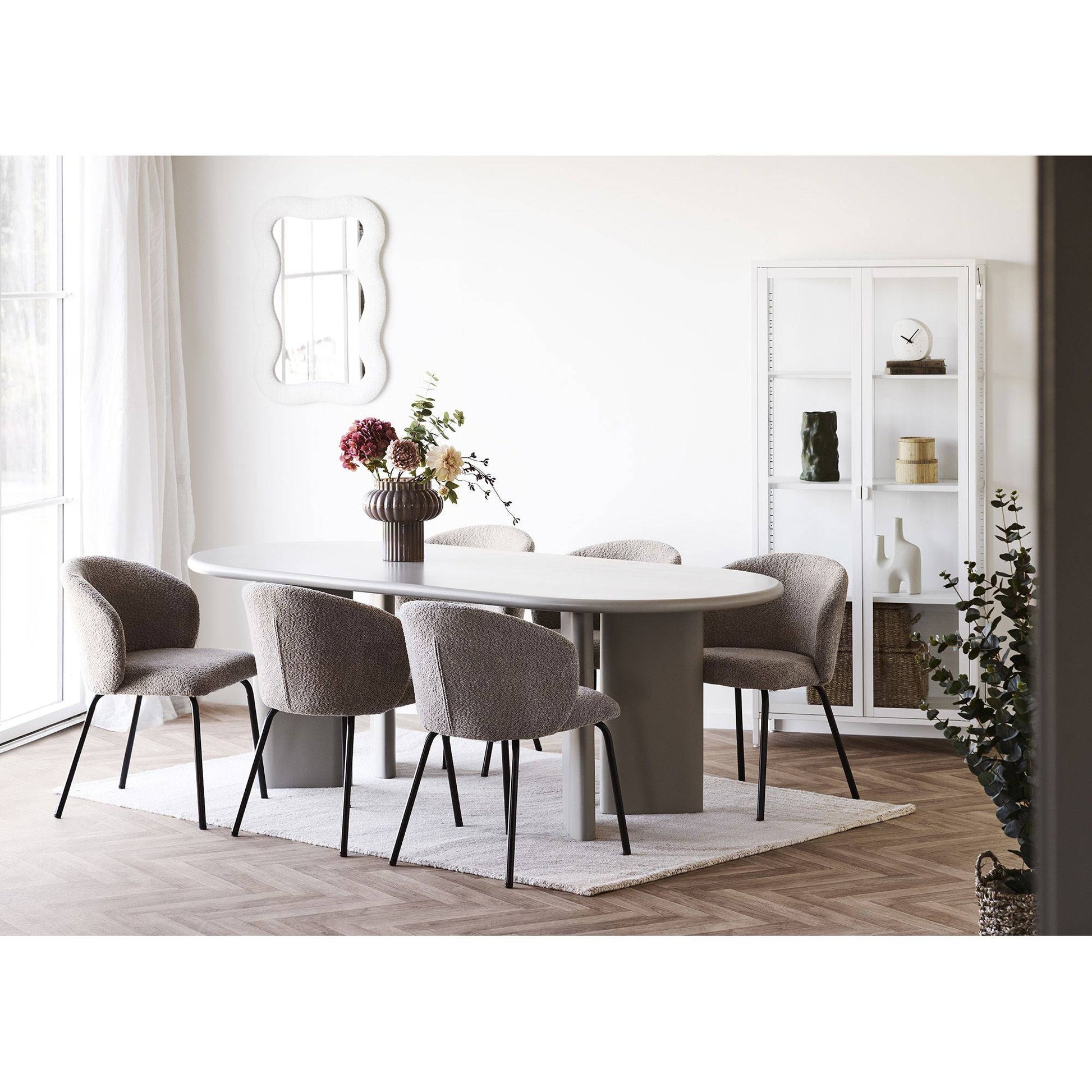Scaun de dining, material bouclé, bej, picioare negre, in living bej