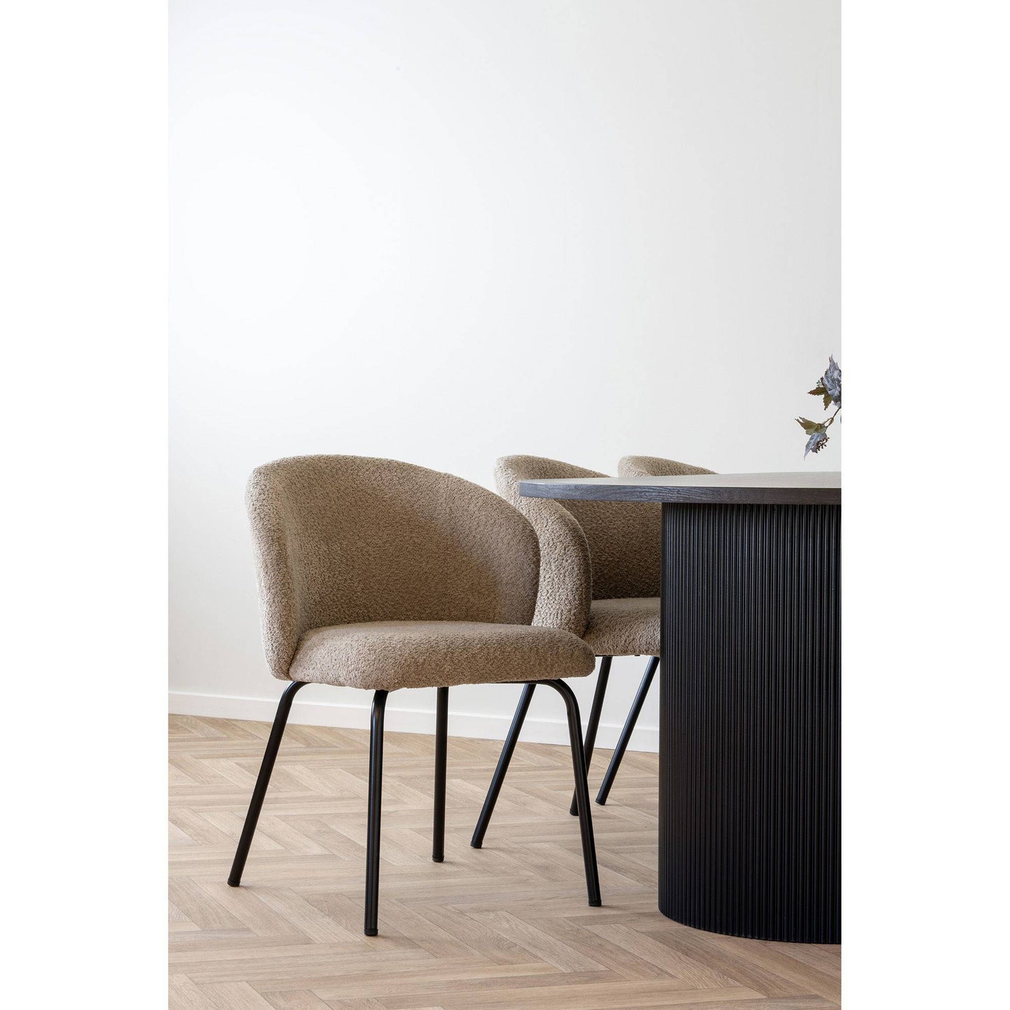 Scaun de dining, material bouclé, bej, picioare negre, in living bej