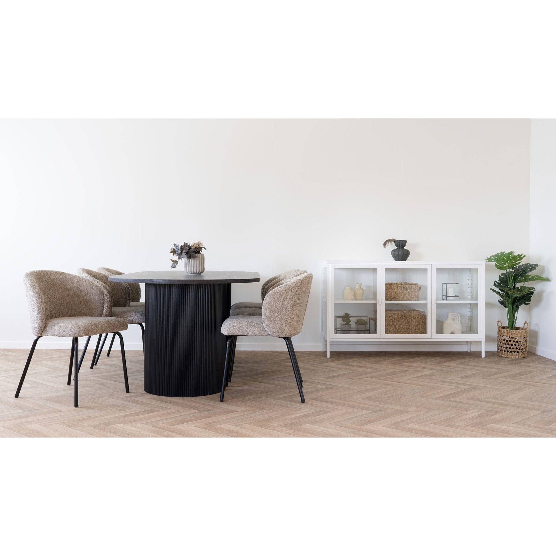 Scaun de dining, material bouclé, bej, picioare negre, in living bej