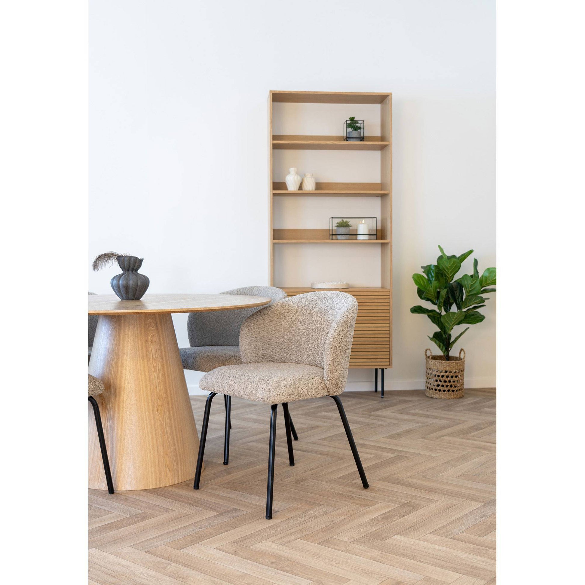 Scaun de dining, material bouclé, bej, picioare negre, in living bej