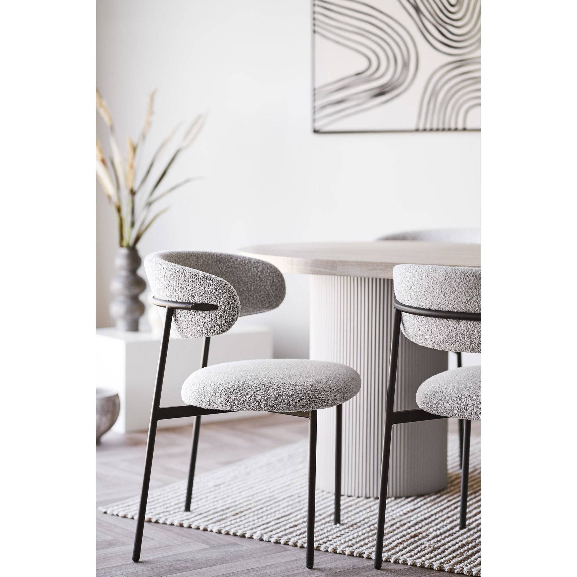 Scaun de dining, material bouclé, nisipiu, picioare negre, in living bej
