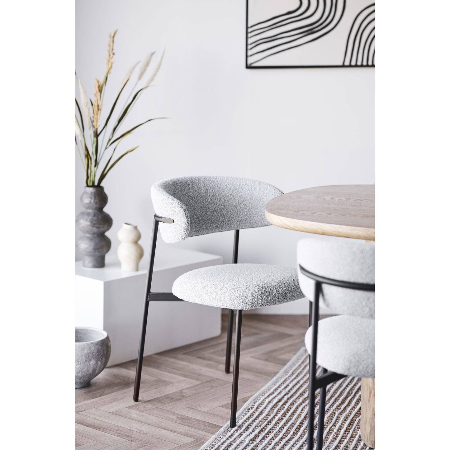 Scaun de dining, material bouclé, nisipiu, picioare negre, in living bej
