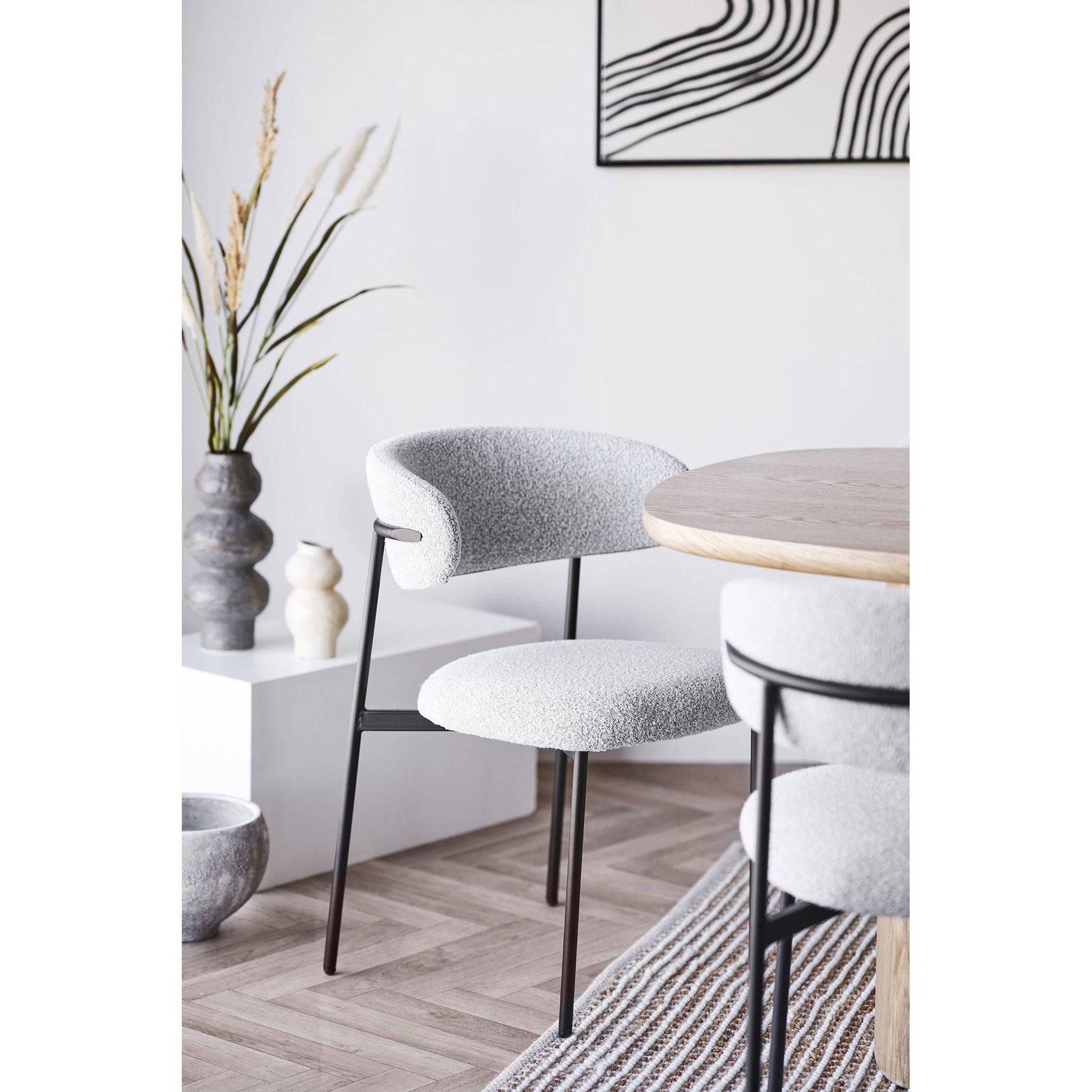 Scaun de dining, material bouclé, nisipiu, picioare negre, in living bej