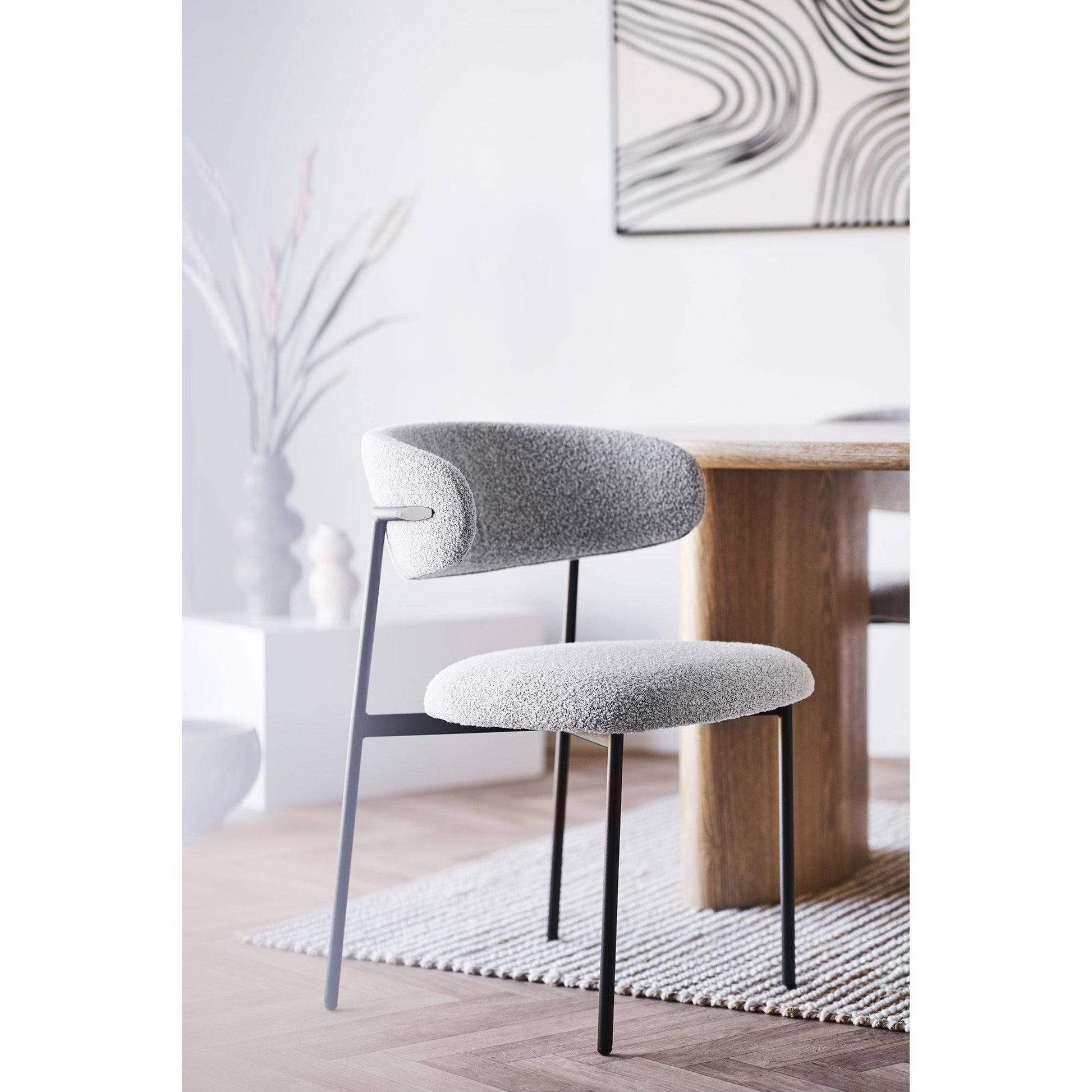 Scaun de dining, material bouclé, nisipiu, picioare negre, in living bej