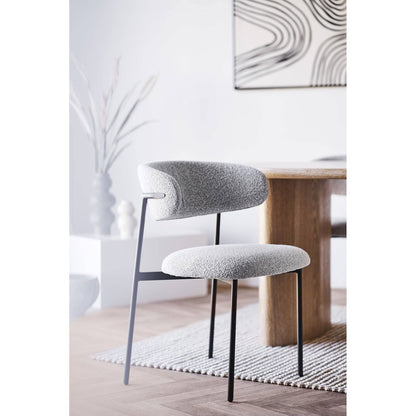 Scaun de dining, material bouclé, nisipiu, picioare negre, in living bej