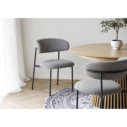 Scaun de dining, material bouclé, gri deschis, picioare negre, in living bej