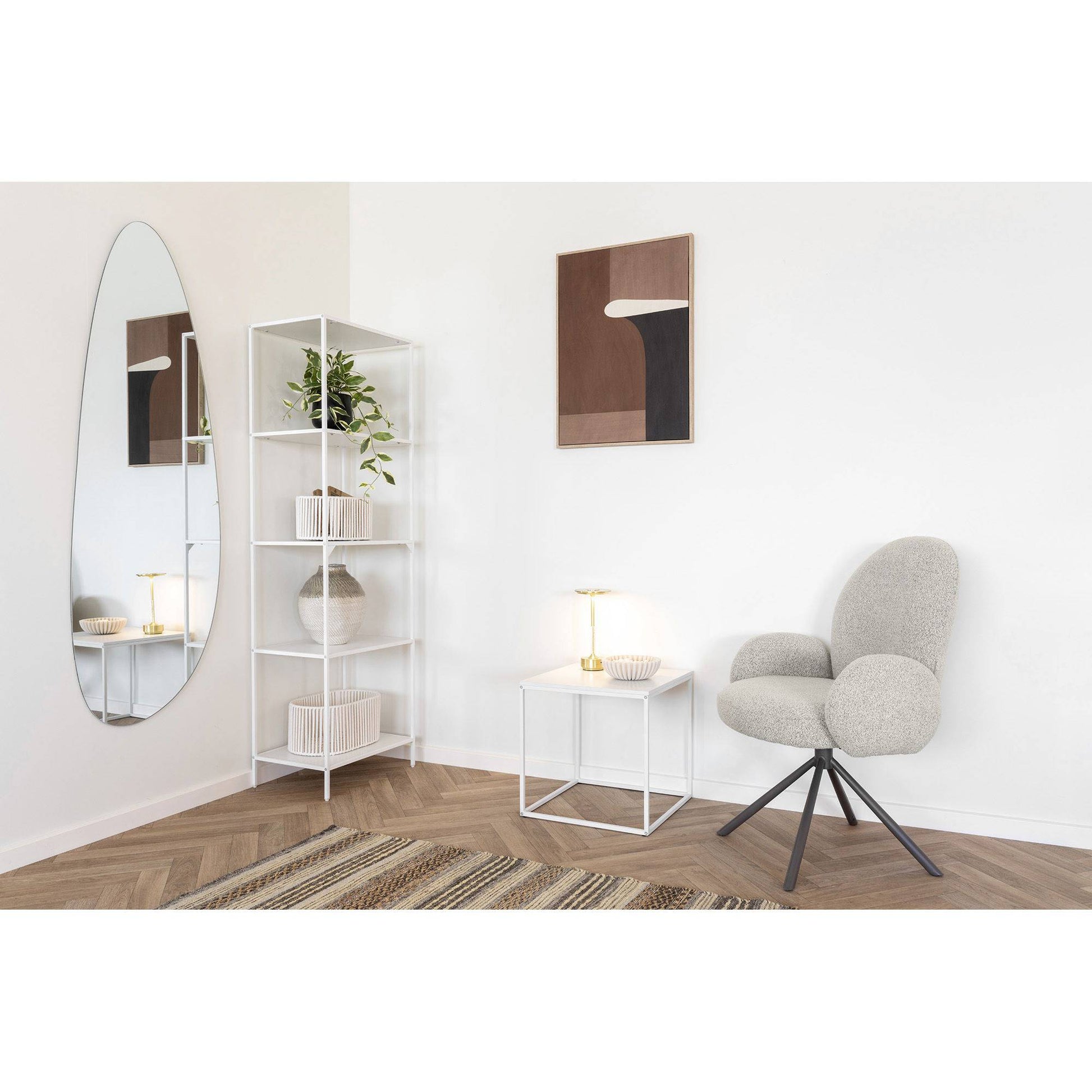 Scaun de dining rotativ cu cotiera, bouclé, nisipiu, picioare gri, in living alb