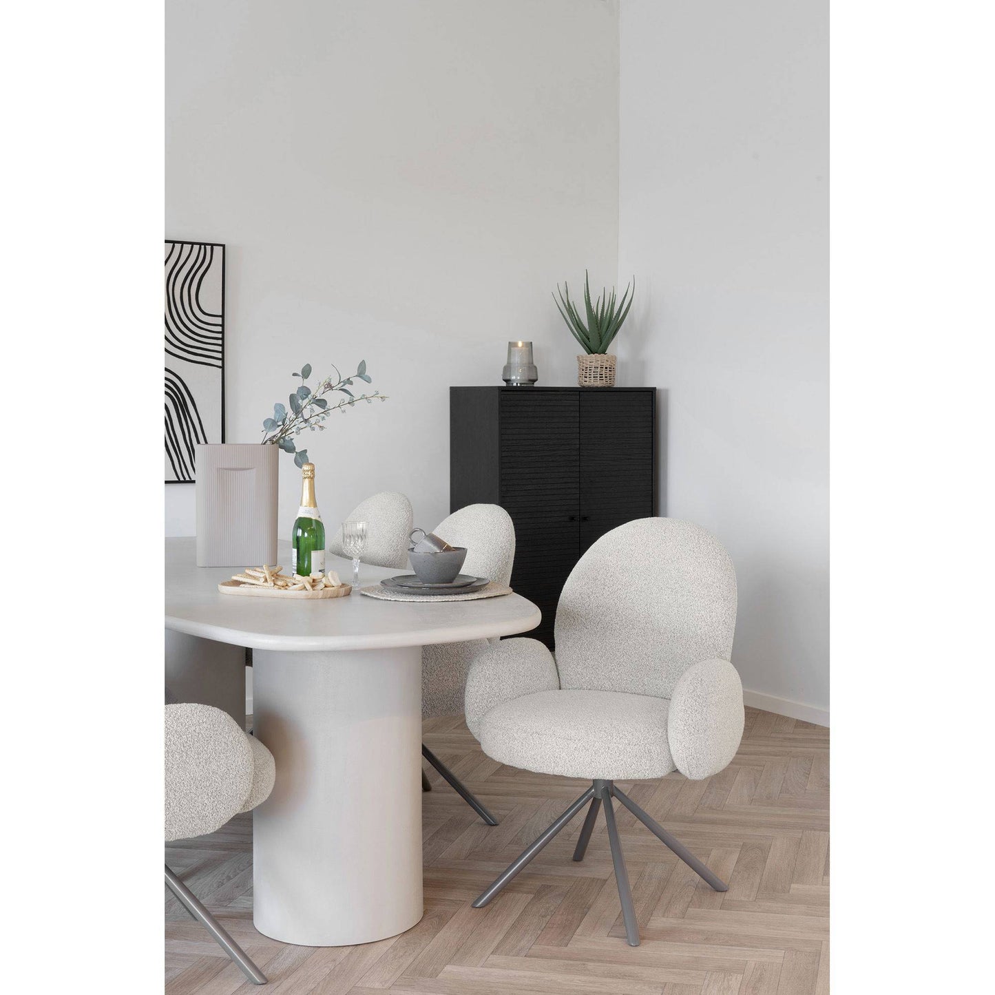 Scaun de dining rotativ cu cotiera, bouclé, nisipiu, picioare gri, in living alb