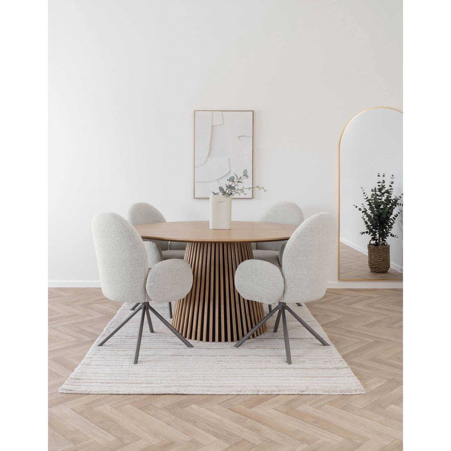 Scaun de dining rotativ cu cotiera, bouclé, nisipiu, picioare gri, in living alb