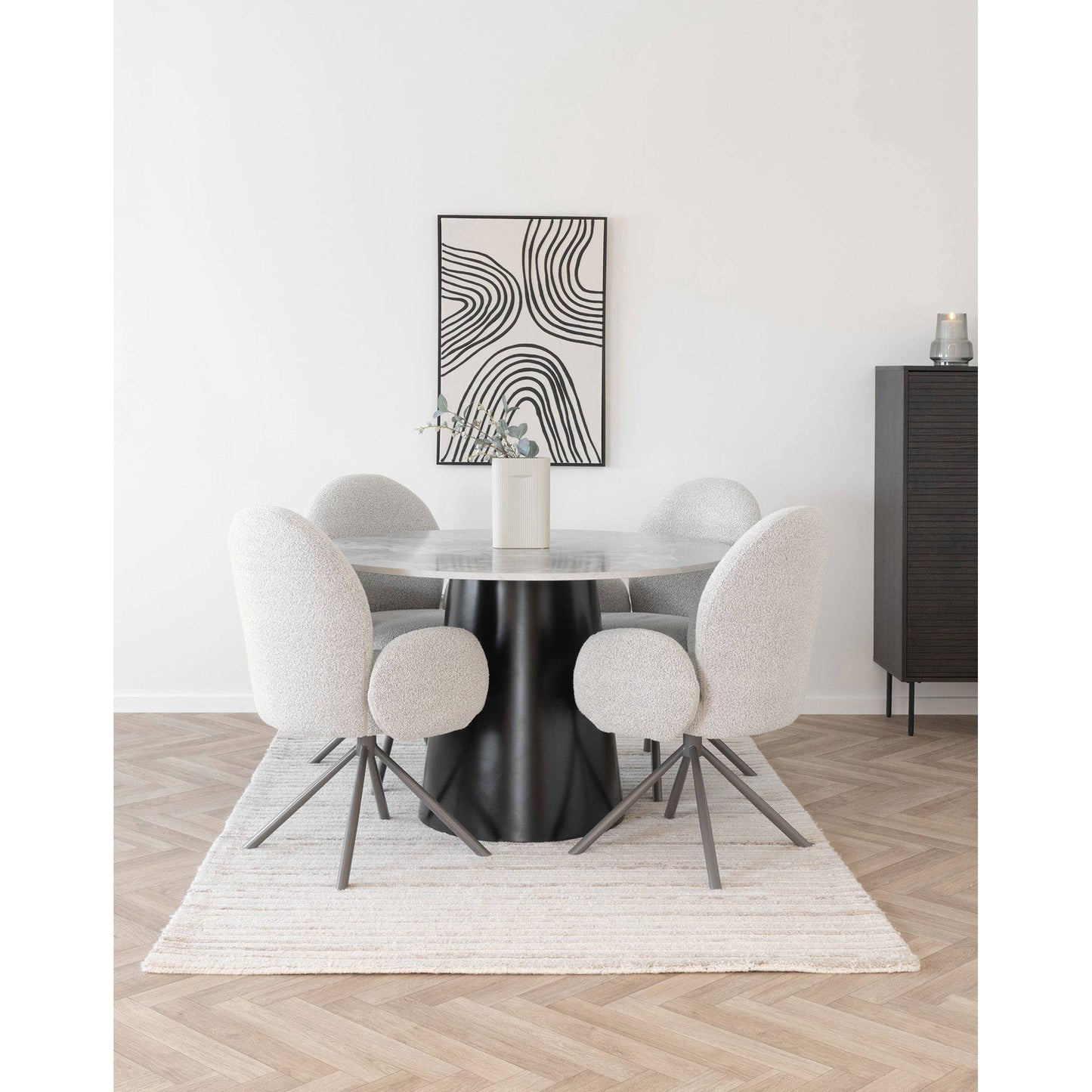 Scaun de dining rotativ cu cotiera, bouclé, nisipiu, picioare gri, in living alb