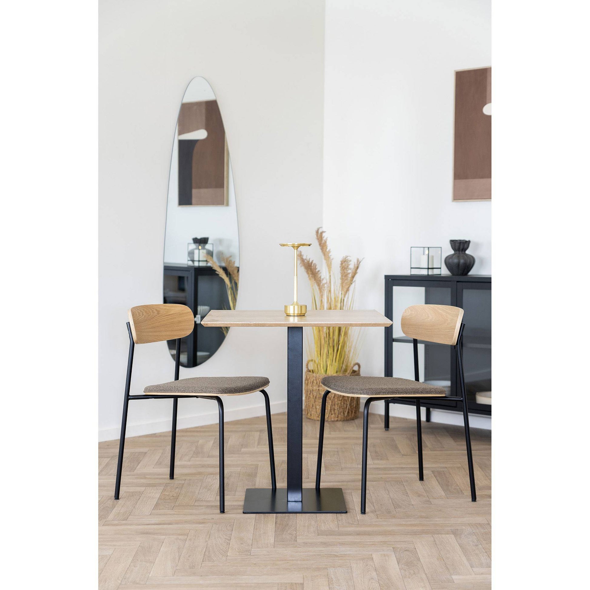 Scaun de dining cu spatar din lemn, sezut maro, picioare negre, in living bej