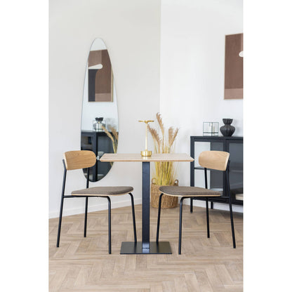 Scaun de dining cu spatar din lemn, sezut maro, picioare negre, in living bej