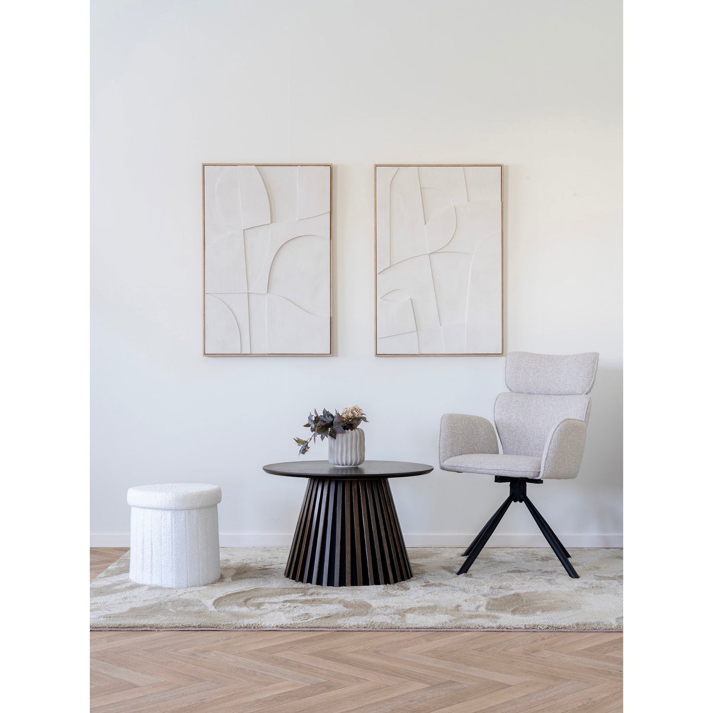 Scaun de dining rotativ, nisipiu, picioare negre, in living deschis