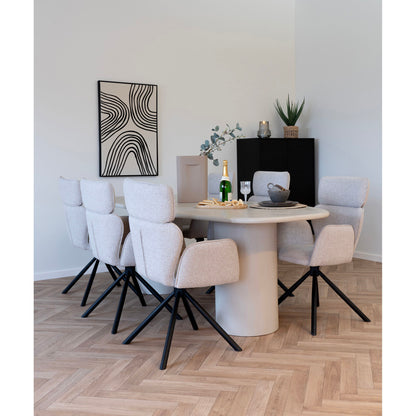 Scaun de dining rotativ, nisipiu, picioare negre, in living deschis