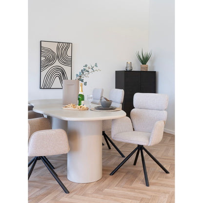 Scaun de dining rotativ, nisipiu, picioare negre, in living deschis