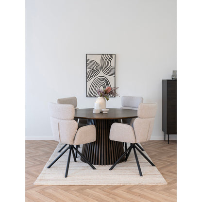 Scaun de dining rotativ, nisipiu, picioare negre, in living deschis