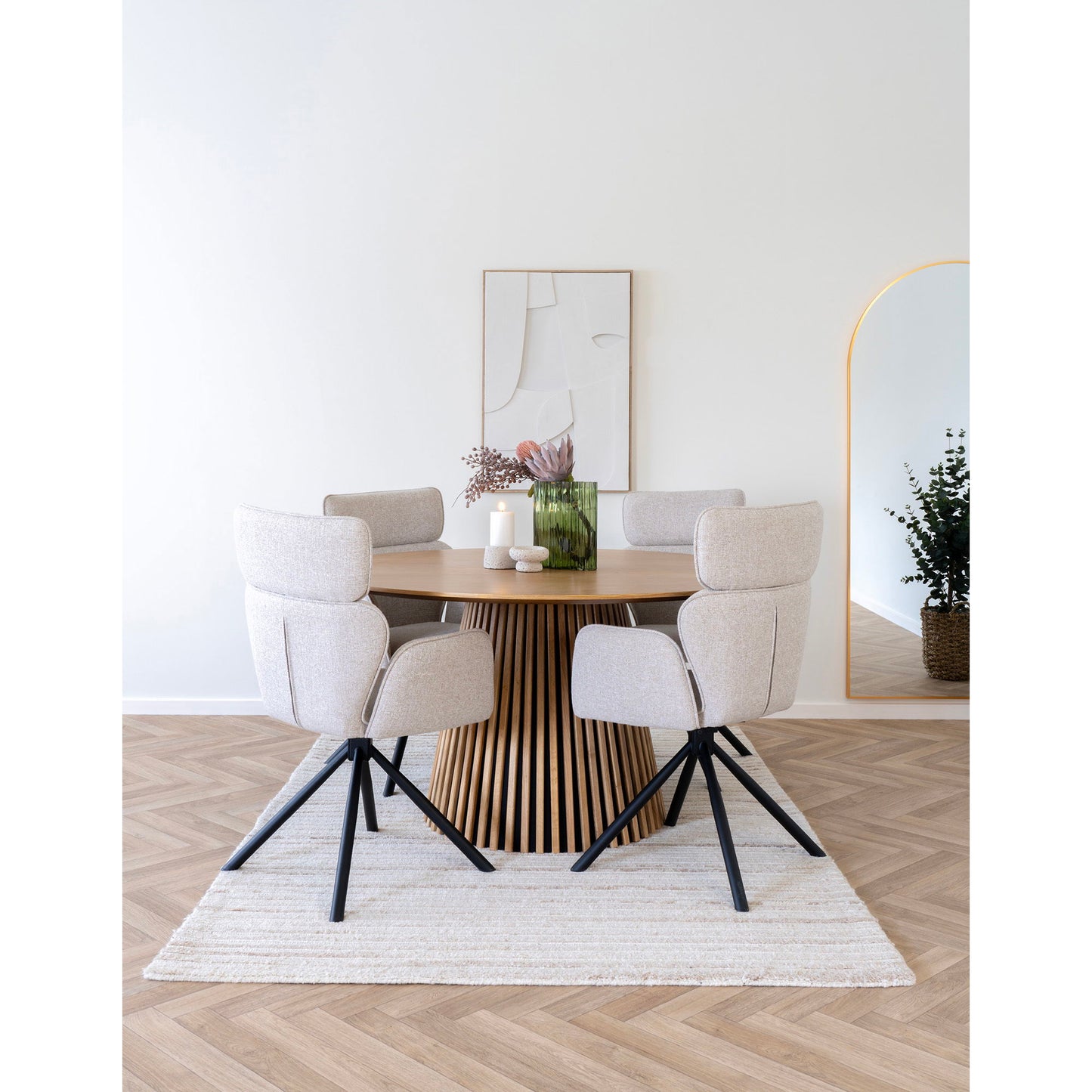 Scaun de dining rotativ, nisipiu, picioare negre, in living deschis