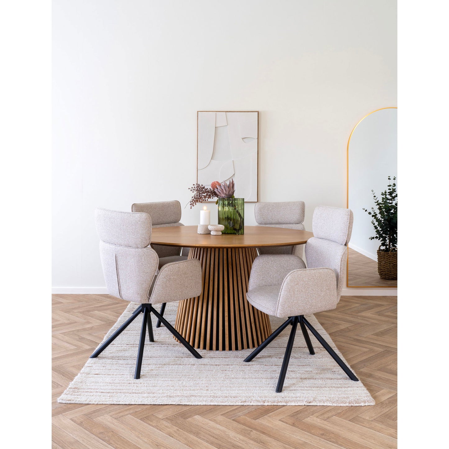 Scaun de dining rotativ, nisipiu, picioare negre, in living deschis