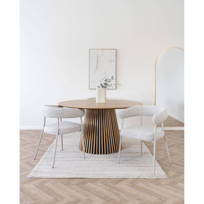 Scaun de dining nisipiu, picioare gri, in living bej 