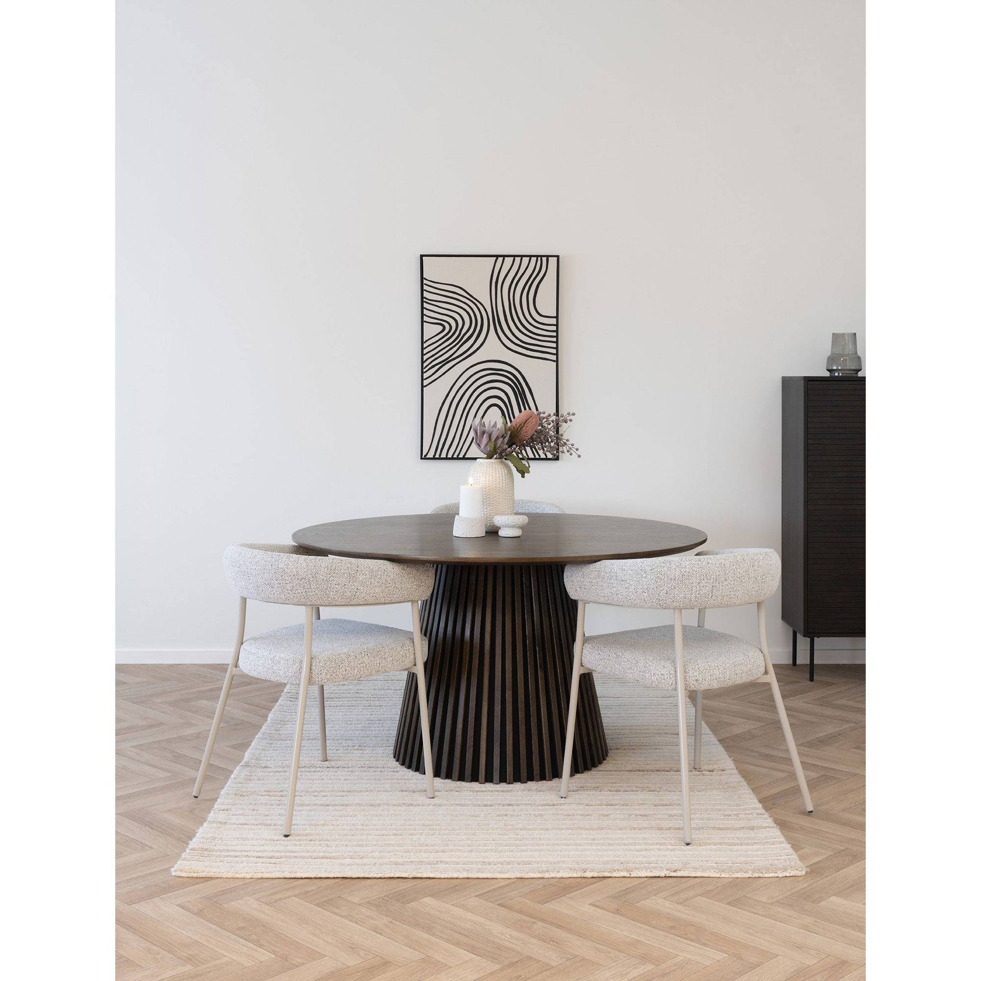 Scaun de dining nisipiu, picioare gri, in living bej 