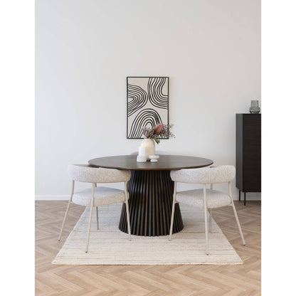 Scaun de dining nisipiu, picioare gri, in living bej 