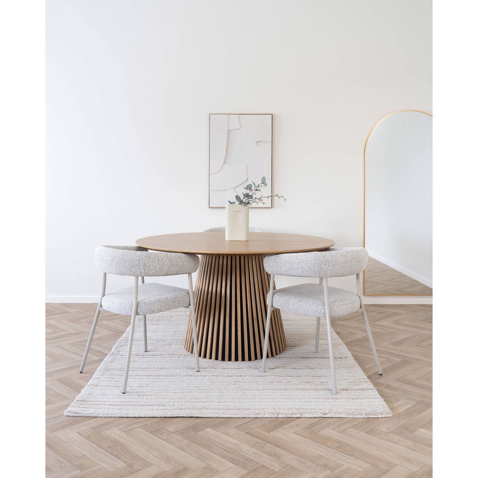 Scaun de dining nisipiu, picioare gri, in living bej 