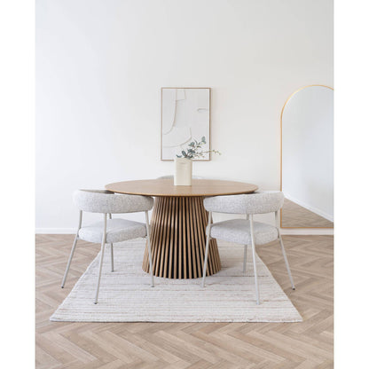 Scaun de dining nisipiu, picioare gri, in living bej 