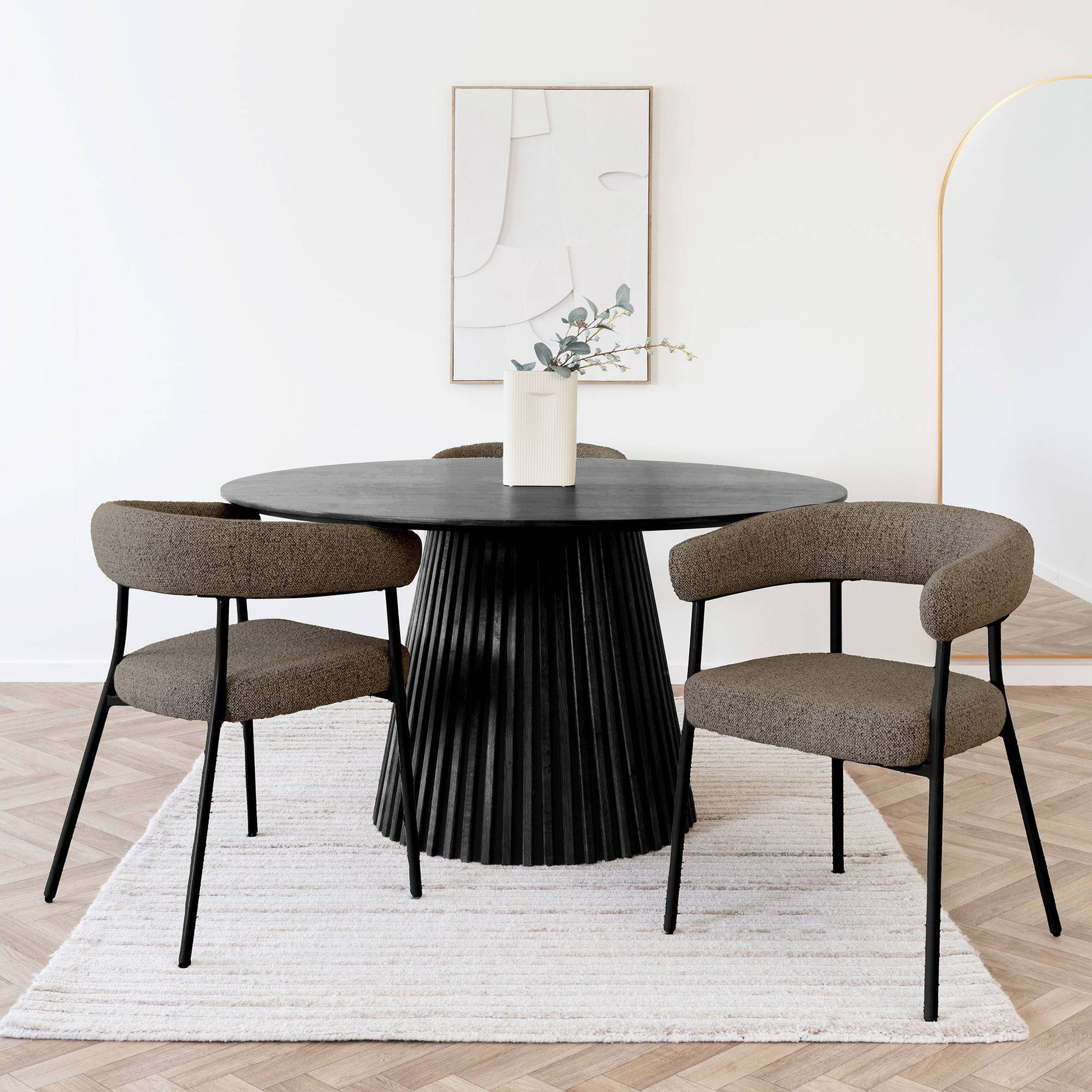 Scaun de dining maro, picioare negre, in living bej