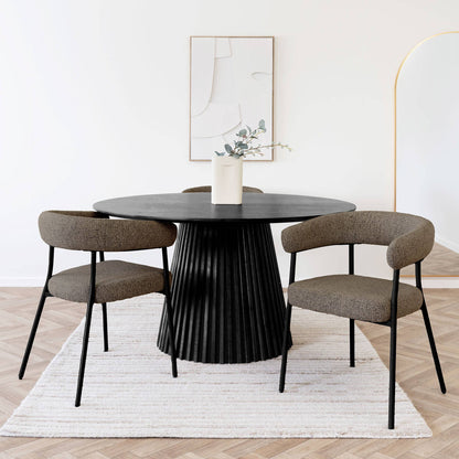 Scaun de dining maro, picioare negre, in living bej