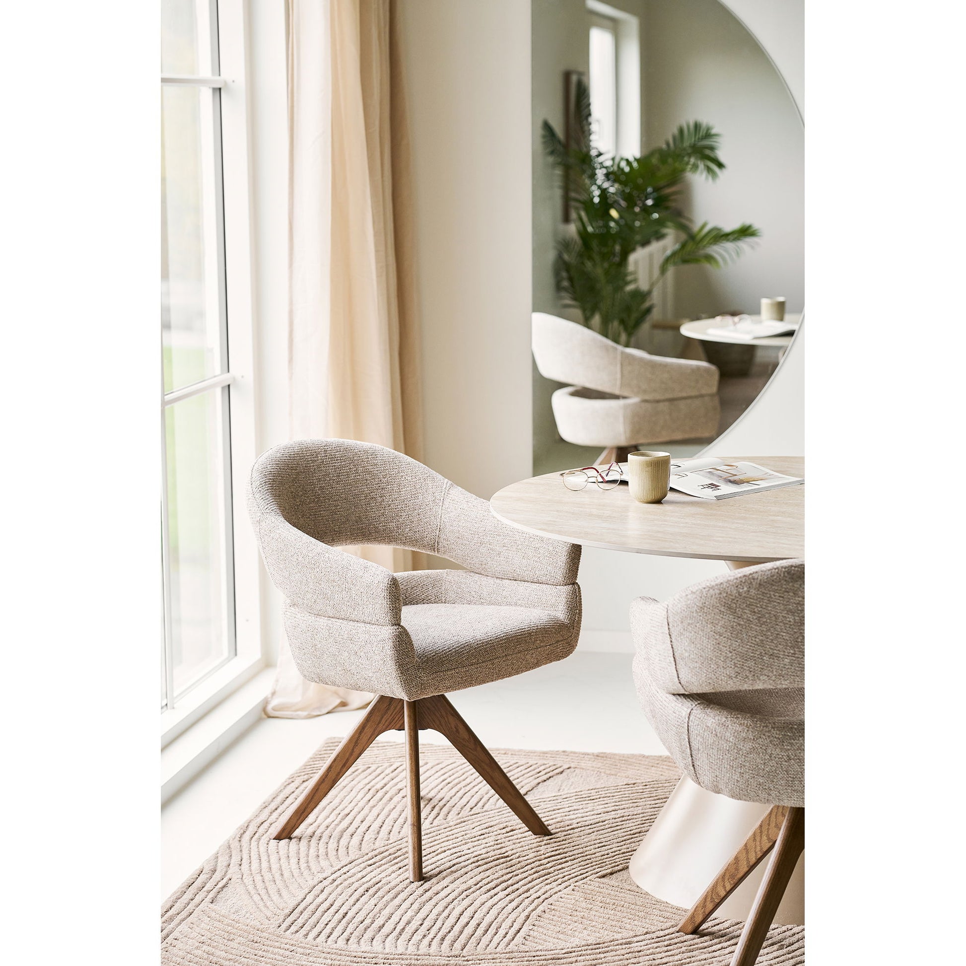 Scaun de dining rotativ, nisipiu heather, picioare din stejar maro, in living bej