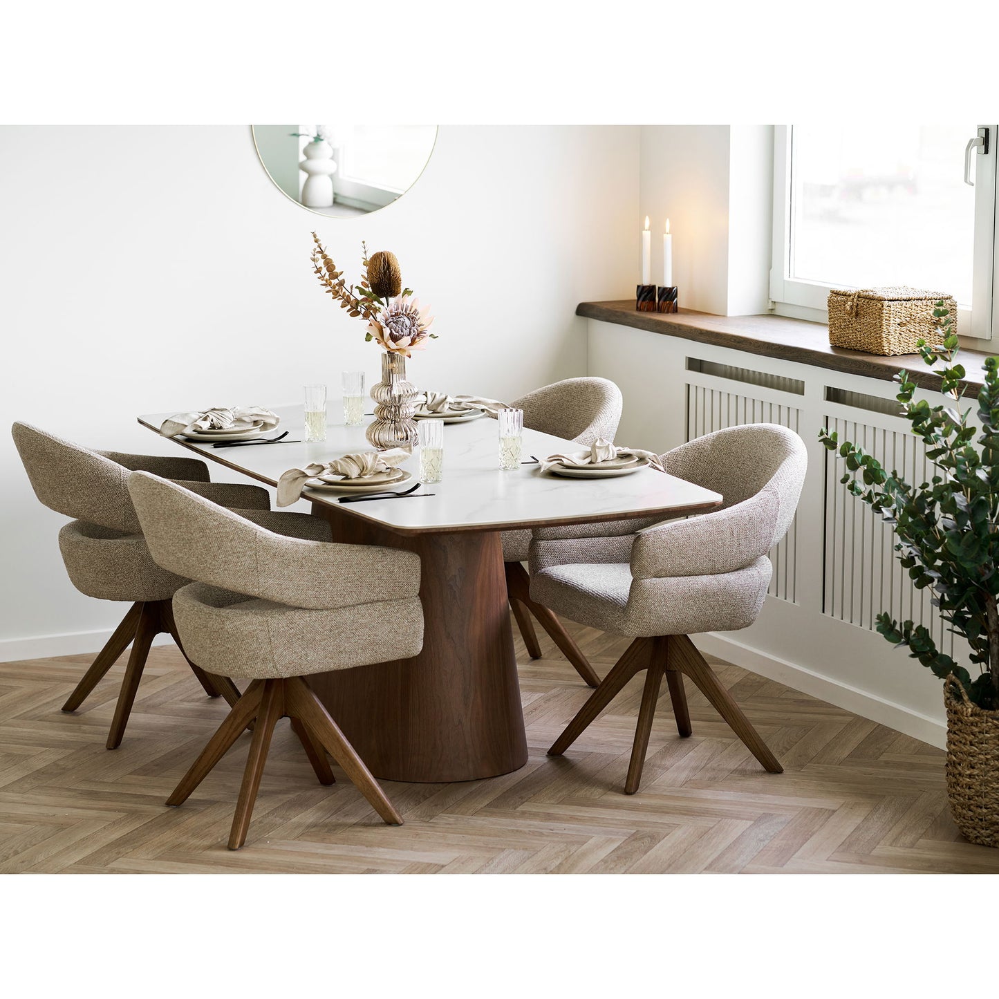 Scaun de dining rotativ, nisipiu heather, picioare din stejar maro, in living bej