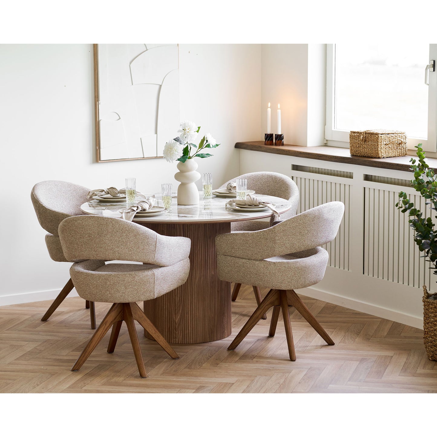 Scaun de dining rotativ, nisipiu heather, picioare din stejar maro, in living bej