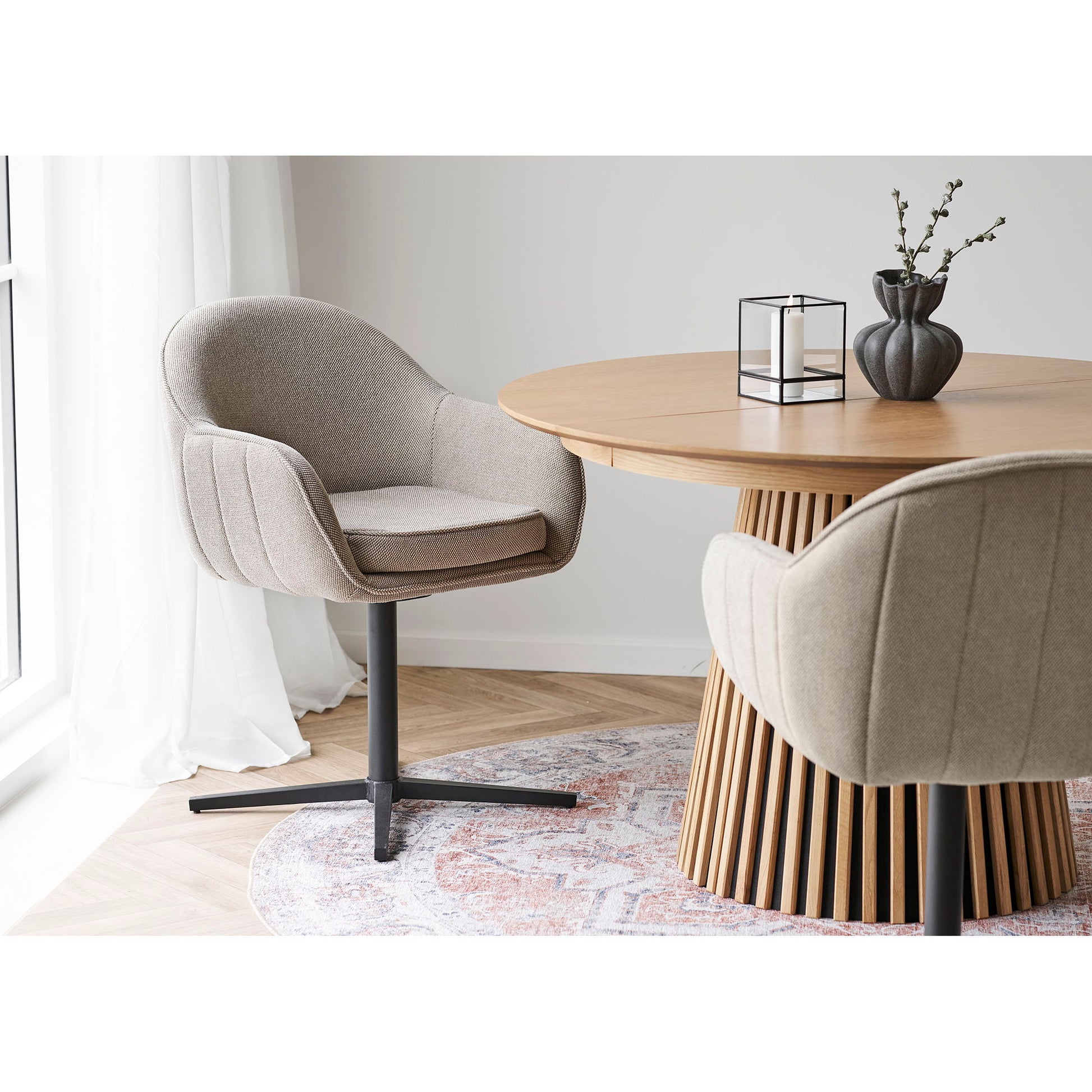 Scaun de dining rotativ, gri deschis, picioare negre, in living bej