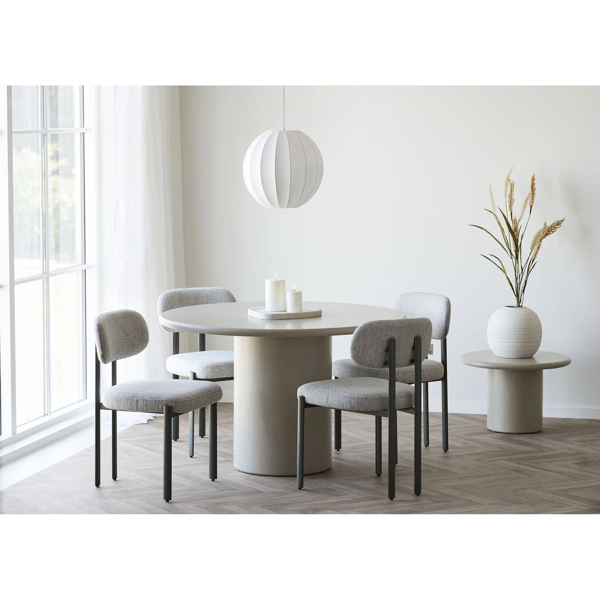 Scaun de dining gri deschis, picioare gri, in living bej